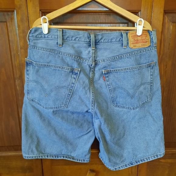 Levi's 550 Relaxed Fit Medium Wash Baggy Denim Jean Shorts Jorts Size 38 *FLAWED - Picture 4 of 6
